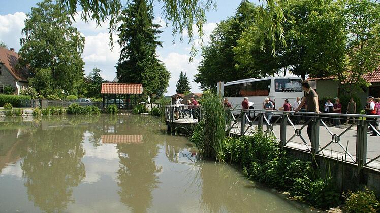 Das Gespür für den Umgang mit der Bausubstanz, das die Fatschenbrunner auszeichnet, gefiel der Kommission neben dem großen Zusammenhalt besonders. Der Dorfsee ist wesentliches Gestaltungselement im Ortskern von Fatschenbrunn.