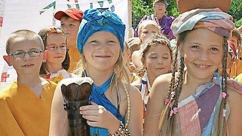 Mädchen und Jungen stehen beim Staffelsteiner Kinderfest am 23. Juli wieder im Mittelpunkt des Geschehens. Archivfoto: Matthias EInwag