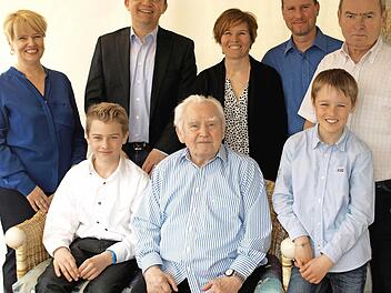 Arnold Drexel (Mitte) feierte im Kreise seiner Familie mit Enkeln und Urenkeln. Auch Wallenfels' Bürgermeister Jens Korn kam zum Gratulieren vorbei.  Foto: Susanne Deuerling