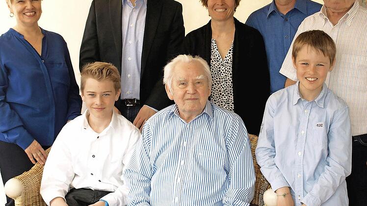 Arnold Drexel (Mitte) feierte im Kreise seiner Familie mit Enkeln und Urenkeln. Auch Wallenfels' Bürgermeister Jens Korn kam zum Gratulieren vorbei.  Foto: Susanne Deuerling
