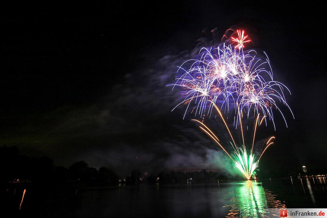 Abschlussfeuerwerk beim Nürnberger Volksfest