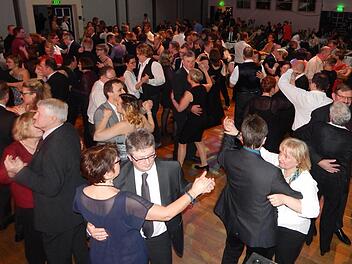 Die Tanzfl&auml;che war beim Bauernball in der Dr. Stammberger-Halle immer voll. Foto: Horst Wunner
