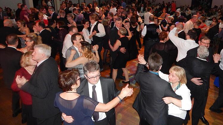 Die Tanzfl&auml;che war beim Bauernball in der Dr. Stammberger-Halle immer voll. Foto: Horst Wunner