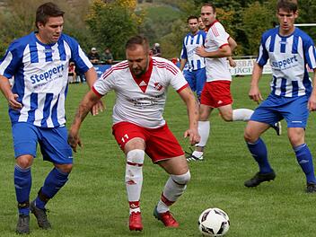 Endstation ist  für den Limbacher Mittelstürmer Benjamin Beetz (Zweiter von links),  der von den Lußbergern in die Zange genommen wird; von rechts der Lußberger  Werner Semm und der Limbacher Christoph Lipa.