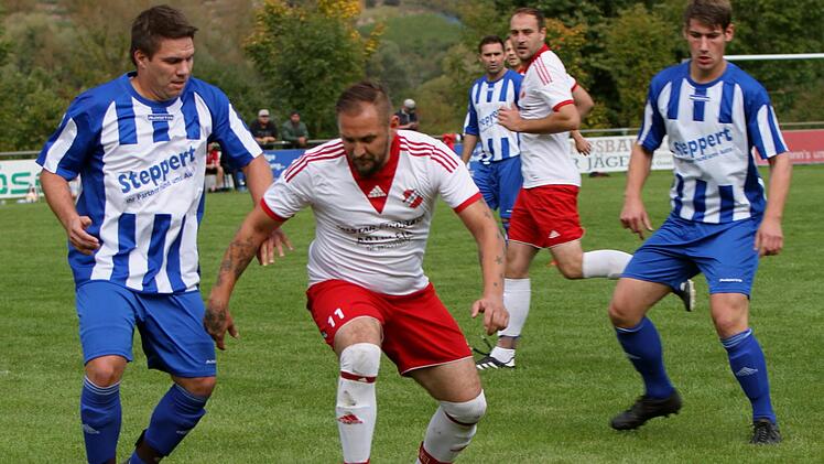 Endstation ist  für den Limbacher Mittelstürmer Benjamin Beetz (Zweiter von links),  der von den Lußbergern in die Zange genommen wird; von rechts der Lußberger  Werner Semm und der Limbacher Christoph Lipa.