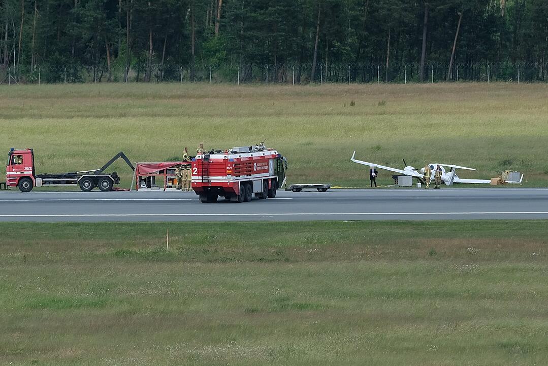 Zweimotorige Maschine von Landebahn am Nürnberger Flughafen abgekommen