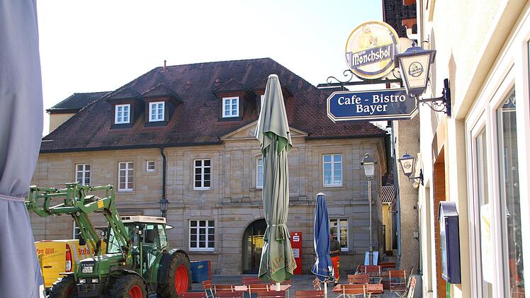 Die Freifläche für das Café Bayer wurde ebenso vergrößert wie die der Eisdiele. Foto: Alexander Hartmann