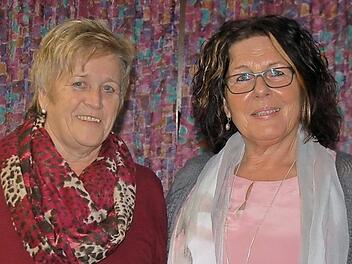 Vorsitzende Elke Back (rechts) zeichnete bei der Jahreshauptversammlung des Gesangverein Frohsinn Luitgard Karch für 25 Jahre aktiven Chorgesang aus.  Foto: Manfred Mellenthin