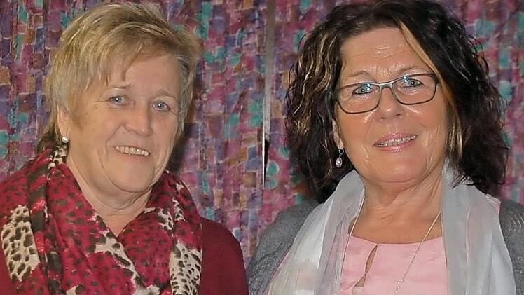 Vorsitzende Elke Back (rechts) zeichnete bei der Jahreshauptversammlung des Gesangverein Frohsinn Luitgard Karch für 25 Jahre aktiven Chorgesang aus.  Foto: Manfred Mellenthin