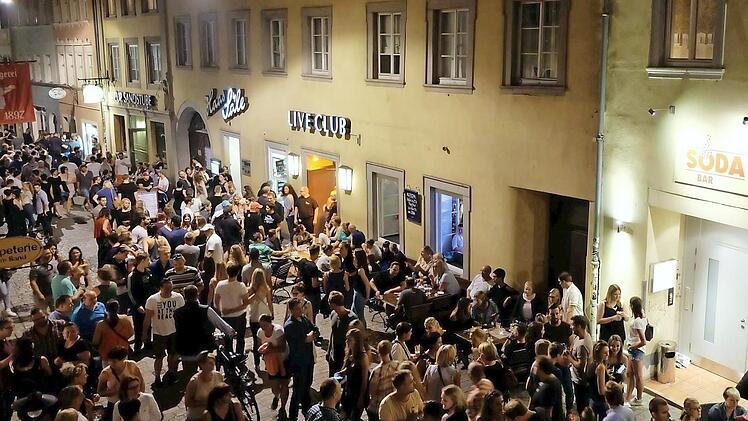In der Sandstraße gilt nun ab 20 Uhr ein Ausschankverbot auf Freiflächen.   Archivbild: Corinna Bail