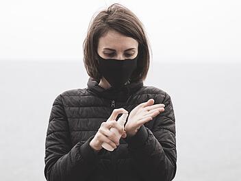 Über den Nutzen von manchen natürlichen Desinfektionssprays ist sich Öko-Test unsicher. Foto: Engin_Akyurt/pixabay.com.