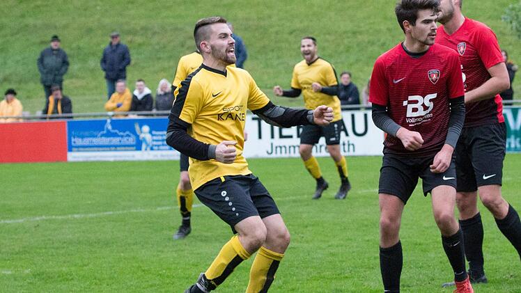 Mit vier Treffer sichert Johannes Zwosta (gelbes Trikot) seinen Giftingern den 4:2-Heimsieg. Hier macht er gegen den Nordhalbener Fabian Schmidt sein drittes Tor.  Foto: Heinrich Weiß