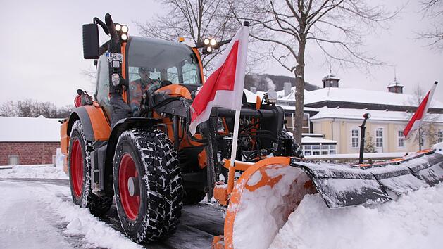 Ein R&auml;umfahrzeug schiebt den  Salinenparkplatz frei. 13 Zentimeter Schnee waren &uuml;ber Nacht in Bad Kissingen gefallen.