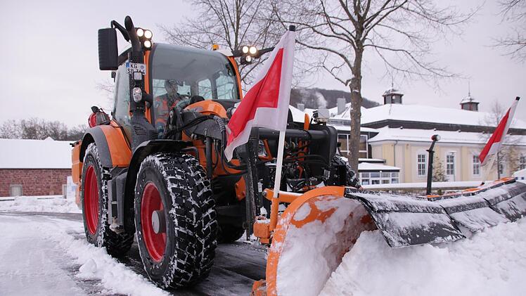 Ein Räumfahrzeug schiebt den  Salinenparkplatz frei. 13 Zentimeter Schnee waren über Nacht in Bad Kissingen gefallen.