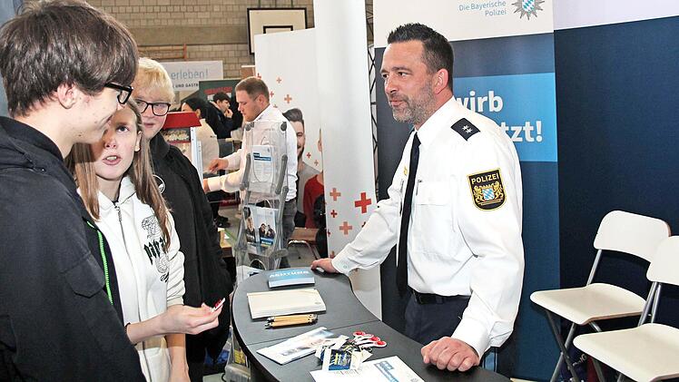 F&uuml;r Lilli Graf und ihre Schulkollegen Fabian W&uuml;nsch und Tim Vormhals steht der Gang zur Polizei ganz oben auf der Berufswunschliste. Oberkommissar Michael G&ouml;del stand dem Trio Rede und Antwort.