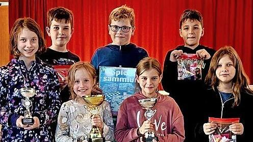 Die Sieger beim Turnier (v. l.): Leandra L&ouml;ffler (3.), Louisa Fischer (1.) und Malia P&uuml;lz (2.)