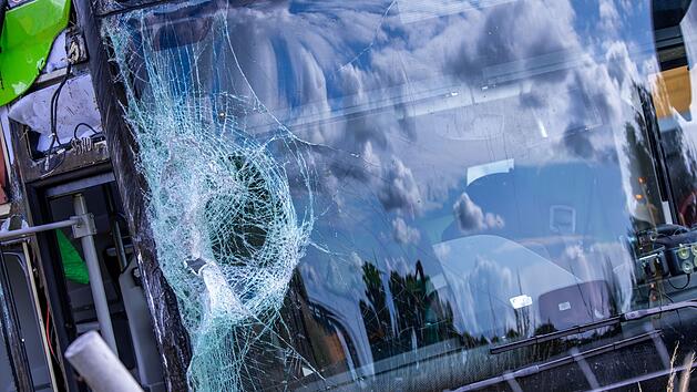 Flixbus auf A19 umgekippt - Menschen verletzt