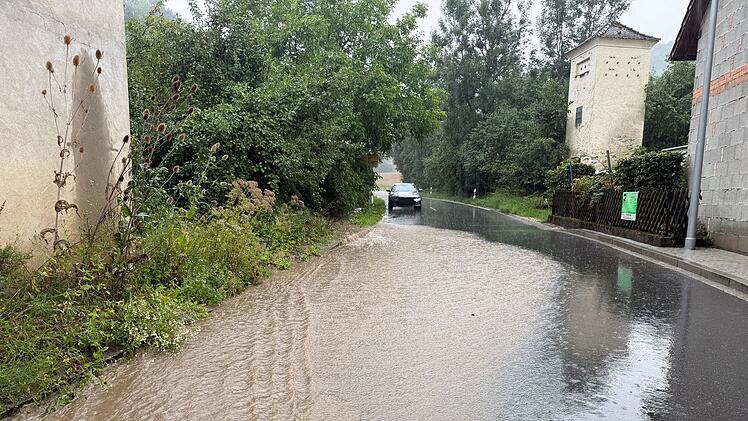 Unwetter ziehen über Franken: Unfälle und Überschwemmungen am Samstag