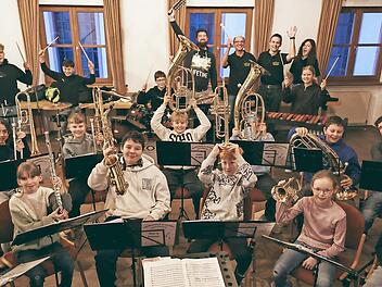 &Uuml;bergabe der neuen Instrumente an die Nachwuchsmusiker.