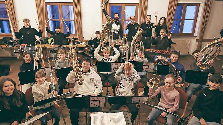 &Uuml;bergabe der neuen Instrumente an die Nachwuchsmusiker.