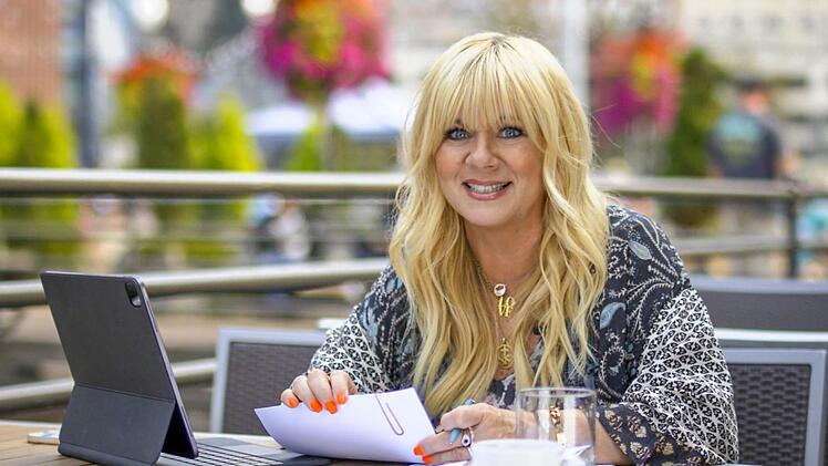 Ihre Mission lautet oft: Familienfrieden. Julia Leischek hilft dabei, Vermisste wiederzufinden.