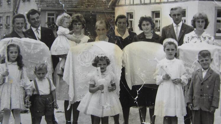 Dieses Foto entstand in den 1950er Jahren in Uetzing; das kuriose daran: Das Bild entstand nach der gemeinsamen Taufe von vier Kindern - allen Vieren hatte Betty Greich auf die Welt geholfen.  Foto: p