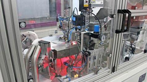 In dieser Maschine werden die Kanülen in die Compulen gesetzt. Das Rotlicht signalisiert, dass alles vermessen ist und auf den Bruchteil eines Millimeters passt.  Foto: Friedwald Schedel