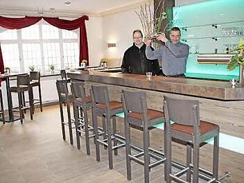 Eigentümer Michael Schaub und Betriebsleiter Jochen Hierold (rechts) testen schon einmal die Funktionalität des neuen Bar-Thekenbereichs.