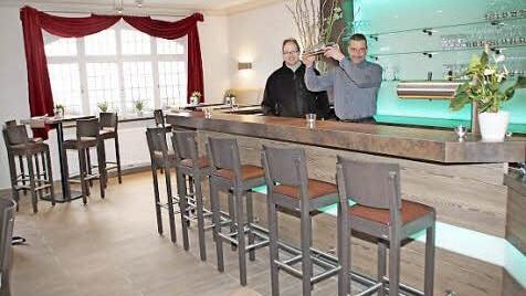 Eigentümer Michael Schaub und Betriebsleiter Jochen Hierold (rechts) testen schon einmal die Funktionalität des neuen Bar-Thekenbereichs.