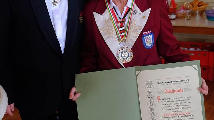 Franziska Gerlach erhielt den Verdienstorden in Silber des Bundes Deutscher Karneval aus den Händen von Holger Leikam (FVF). Foto: Gerd Schaar