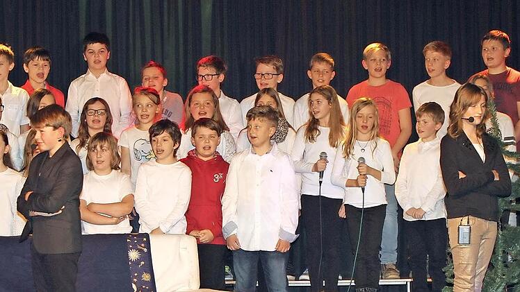 Die Chorklassen 5a/5b bewährten sich beim " Weihnachtsgast".