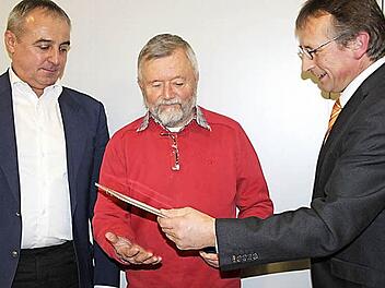 Sein Wort hat in der CSU Gewicht: 27 Jahre lang war Heinz-Hermann Welbers (Mitte) Fraktionsvorsitzender im Gemeinderat. Vorsitzender Hans-Werner Schuster (r.) überreichte ihm im Beisein von Bürgermeister Robert Hümmer Urkunde und Anstecknadel.  Foto: Stephan Stöckel