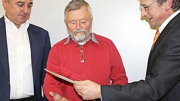 Sein Wort hat in der CSU Gewicht: 27 Jahre lang war Heinz-Hermann Welbers (Mitte) Fraktionsvorsitzender im Gemeinderat. Vorsitzender Hans-Werner Schuster (r.) überreichte ihm im Beisein von Bürgermeister Robert Hümmer Urkunde und Anstecknadel.  Foto: Stephan Stöckel