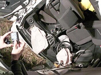 Wer Filme oder Fotos von Opfern macht oder Rettungshelfer bei der Arbeit behindert, dem droht womöglich bald eine Haftstrafe.  Foto: Josef Hofbauer