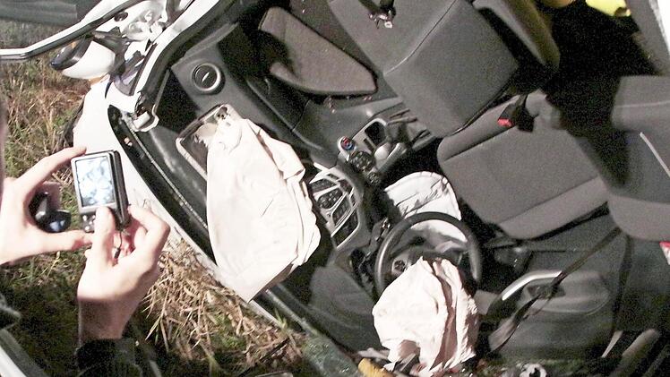 Wer Filme oder Fotos von Opfern macht oder Rettungshelfer bei der Arbeit behindert, dem droht womöglich bald eine Haftstrafe.  Foto: Josef Hofbauer