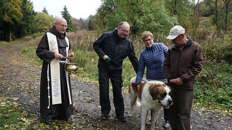 Joseph heißt der neue Bernhardiner auf dem Kreuzberg. Das Weihwasser gefiel ihm allerdings weniger gut. Das Bild zeigt von links: Pater Georg Andlinger, Bruder Wolfgang, Geschäftsführerin der Klosterbetriebe Angelika Somaruga und ihr Mann Helmut Somaruga. Foto: Marion Eckert