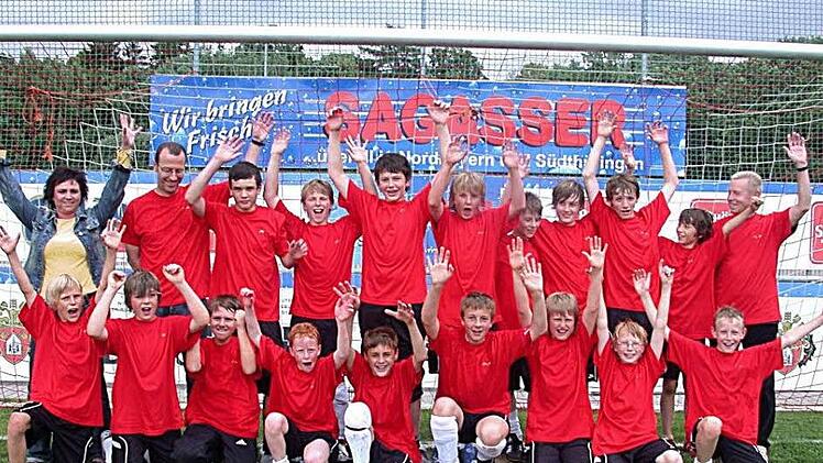 2008: Das Fußballspielen lernte Cedric Teuchert (unten rechts) beim DVV Coburg. Seine größten Förderer waren damals André Rackisch (Zweiter von links), Dietmar Ötter (rechts), Günter Weidlich (nicht im Bild) und natürlich seine stolze Mutter Claudia (links).  Fotos: CT-Archiv