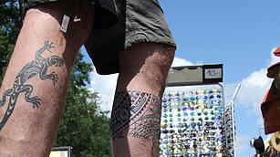 Zu einem Rockfestival gehören natürlich auch Tattoos