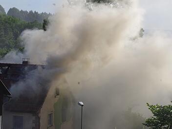 Riesige Rauchschwaden stiegen über Wildenberg auf und wiesen schon aus der Ferne auf die Brandstelle hin. Foto: Marco Meißner