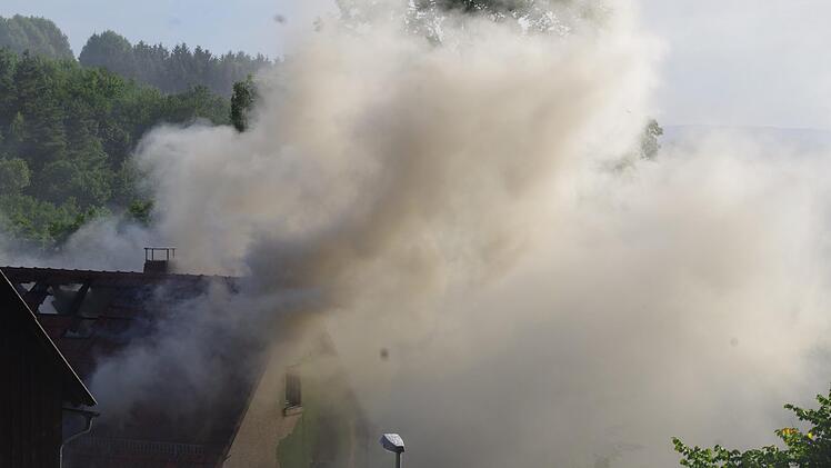 Riesige Rauchschwaden stiegen über Wildenberg auf und wiesen schon aus der Ferne auf die Brandstelle hin. Foto: Marco Meißner
