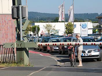 Knifflig und eng: Das Ende des Radwegs in der Kronacher Straße am Bahnübergang.