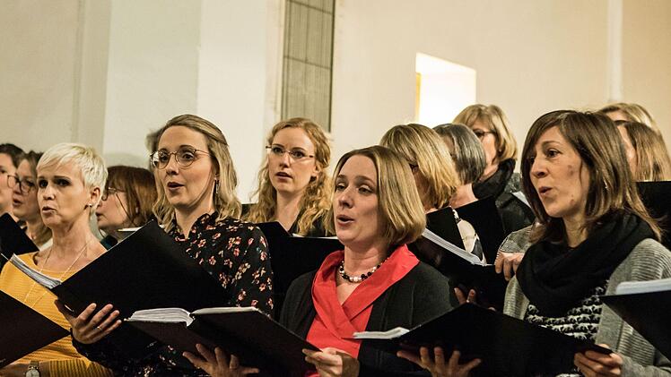 Riesigen Zuspruch fand das nachweihnachtliche Konzert mit dem Chor Unerhört unter Leitung von Antoinetta Bafas in der Coburger Heilig-Kreuz-Kirche.Foto: Jochen Berger