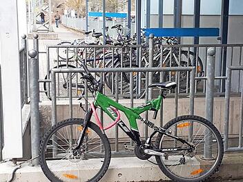 Die Parkmöglicheiten für Fahrräder am Kronacher Bahnhof sind verbesserungsbedürftig. Peter Witton erhofft sich eine an Bahnkarten gekoppelte Schließanlage, da immer wieder durch Vandalismus Fahrräder zerstört werden.  Foto: Rainer Glissnik