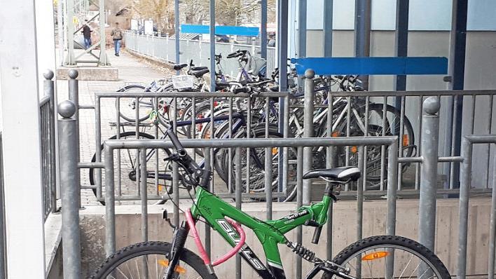 Die Parkmöglicheiten für Fahrräder am Kronacher Bahnhof sind verbesserungsbedürftig. Peter Witton erhofft sich eine an Bahnkarten gekoppelte Schließanlage, da immer wieder durch Vandalismus Fahrräder zerstört werden.  Foto: Rainer Glissnik