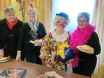 Verkleidete Frauen am Frühstücksbuffettisch  Foto: Heidi Amon