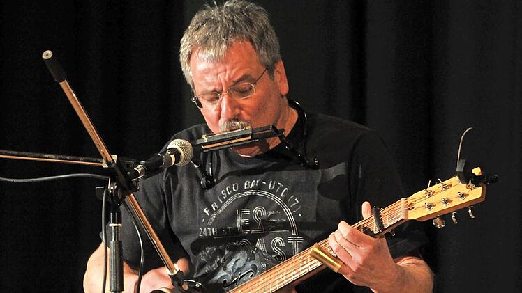 Seine Resonatorgitarren (Blechgitarren) hat Wolfgang Kalb fest im Griff, gefühlvolle Balladen, alte Gospelsongs und rollenden Ragtime interpretiert er frisch.