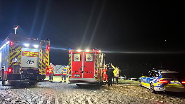 T&ouml;dlicher Verkehrsunfall am W&uuml;rzburger Mainufer: Fu&szlig;g&auml;nger auf Parkplatz von Auto erfasst - 28-J&auml;hriger tot