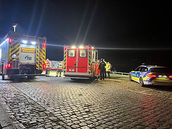 Tödlicher Verkehrsunfall am Würzburger Mainufer: Fußgänger auf Parkplatz von Auto erfasst - 28-Jähriger tot