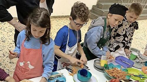 Drittkl&auml;ssler der Grundschule Neunkirchen bereiteten die Lebensmittel zu.