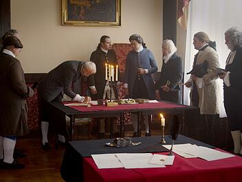 In einer nachgestellten Filmszene wird an die Unterzeichnung der Unabh&auml;ngigkeitserkl&auml;rung vor 250 Jahren erinnert.